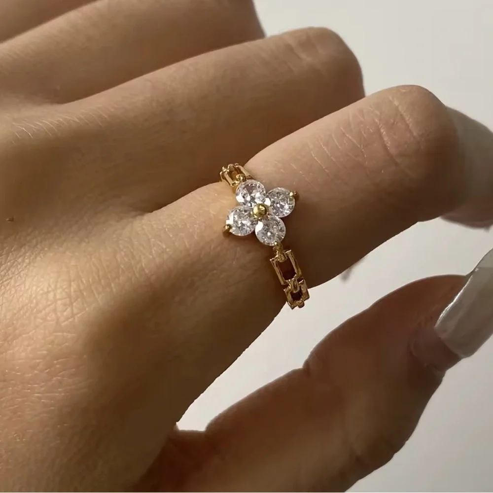 NEW 18k Gold Plated Stainless Steel Flower Minimalist Ring Sz 7 Waterproof Shiny - Picture 1 of 3